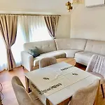 M&m Center With Free Parking Apartman