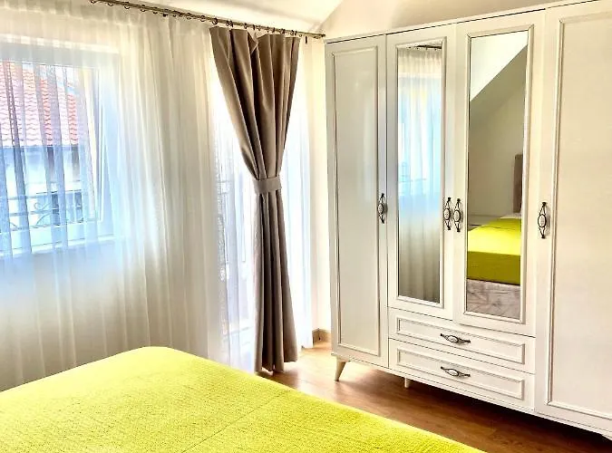 M&m Center With Free Parking *